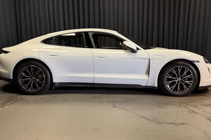 Hvid Porsche Taycan fra 2022
