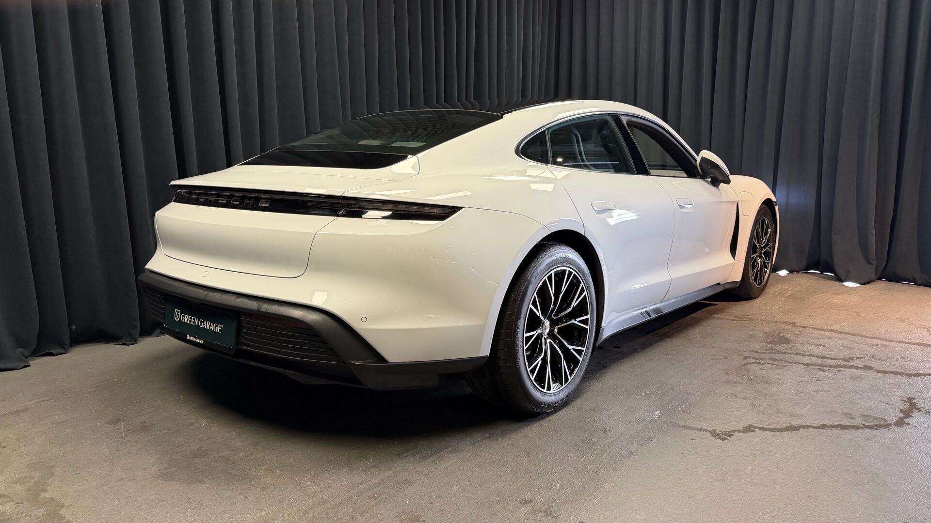 Hvid Porsche Taycan fra 2022