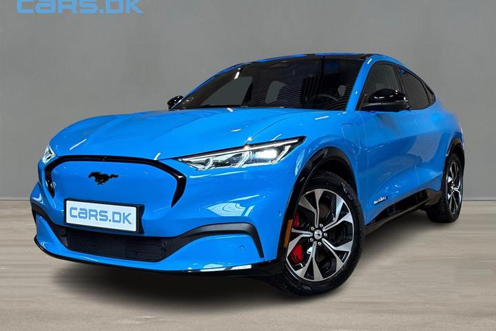 Blå Ford Mustang Mach-E fra 2024 set udefra