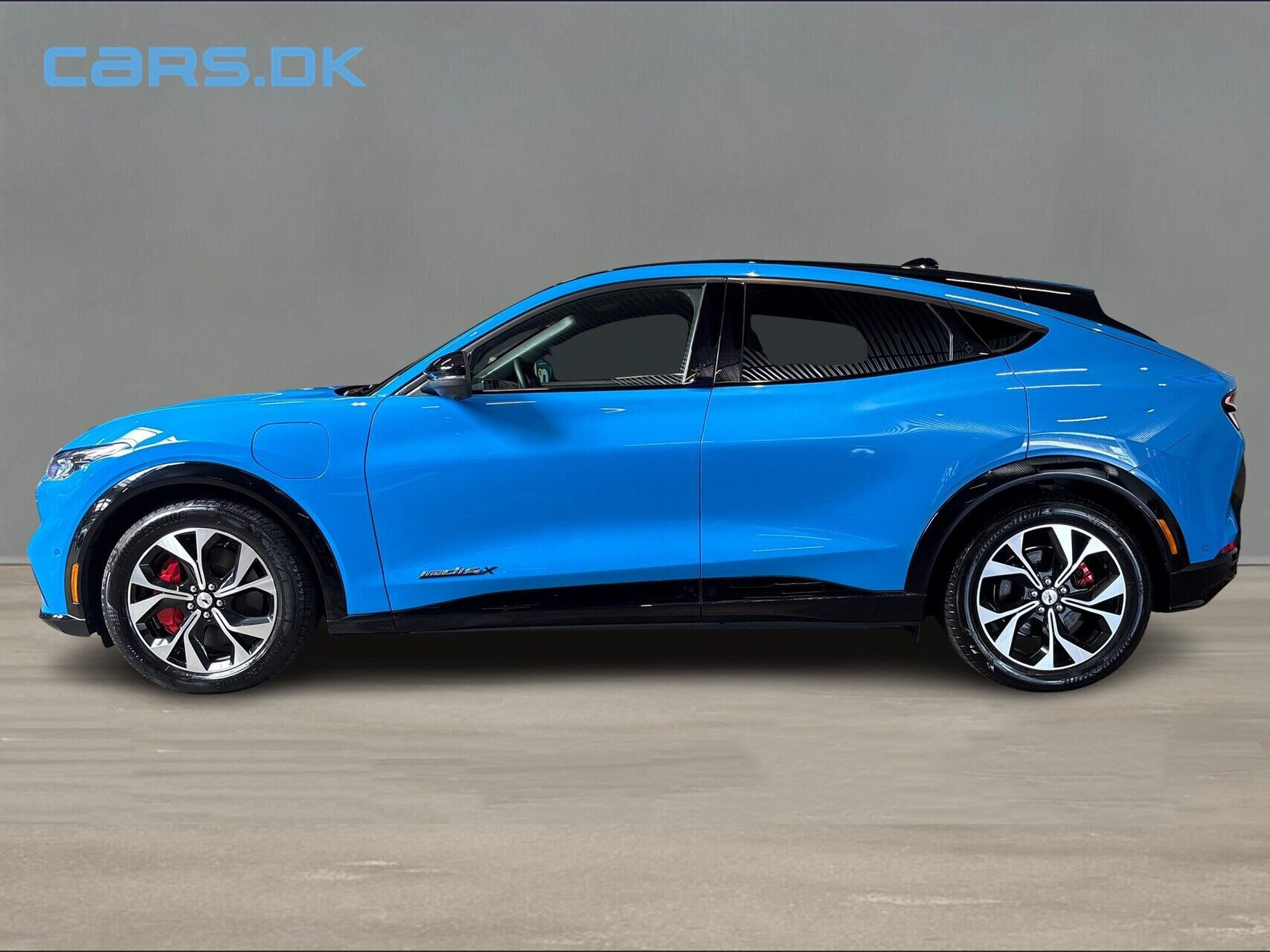 Blå Ford Mustang Mach-E fra 2024