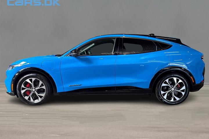 Blå Ford Mustang Mach-E fra 2024