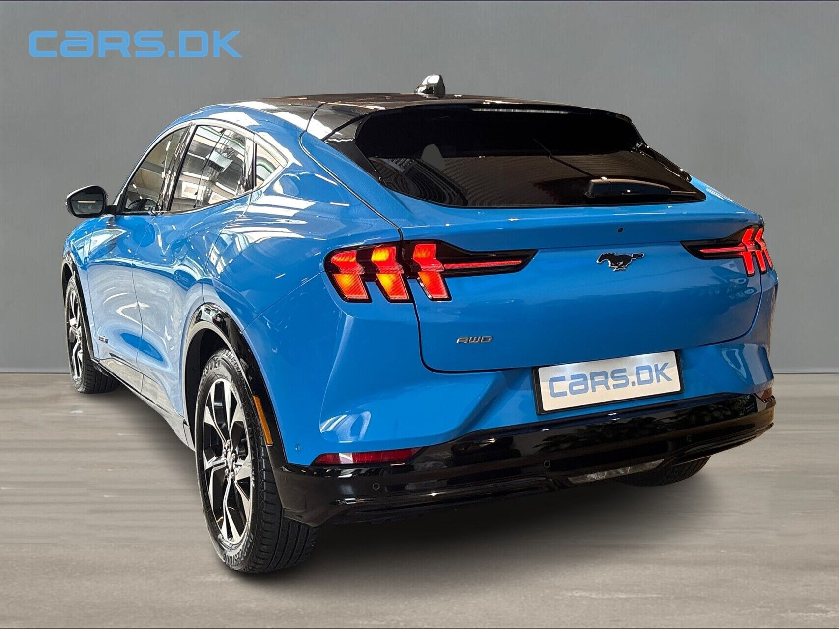 Blå Ford Mustang Mach-E fra 2024