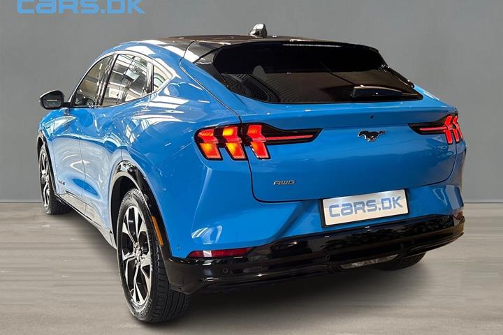 Blå Ford Mustang Mach-E fra 2024