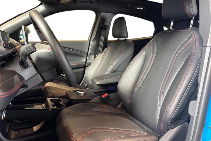 Blå Ford Mustang Mach-E fra 2024