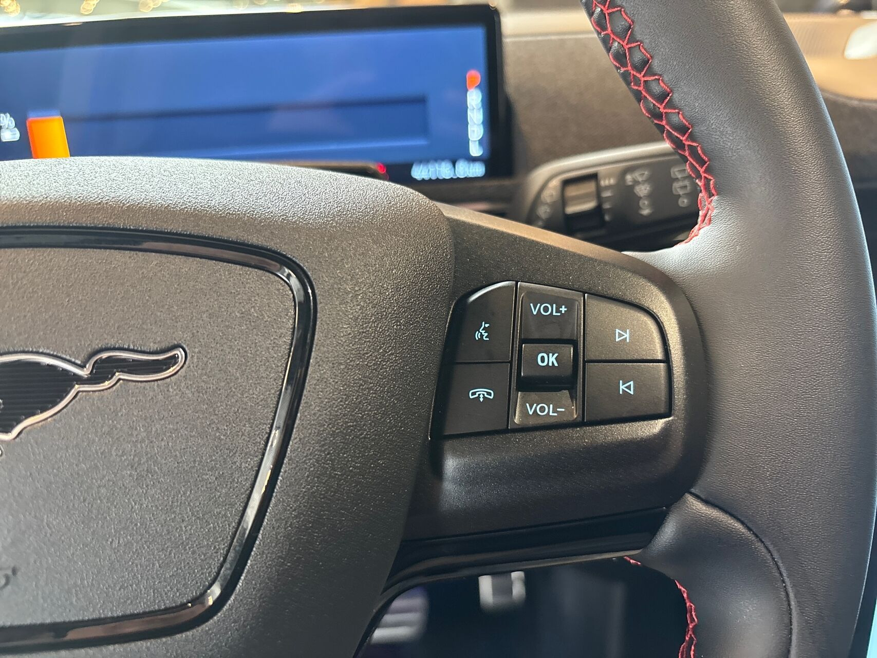 Blå Ford Mustang Mach-E fra 2024