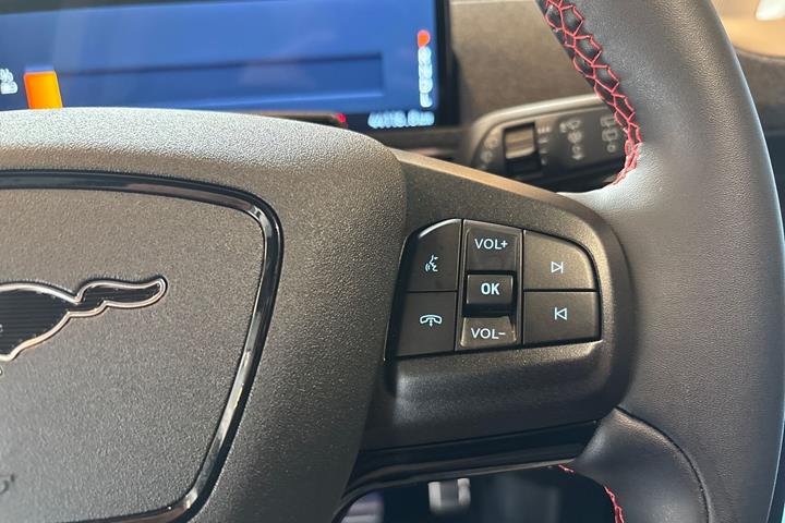 Blå Ford Mustang Mach-E fra 2024