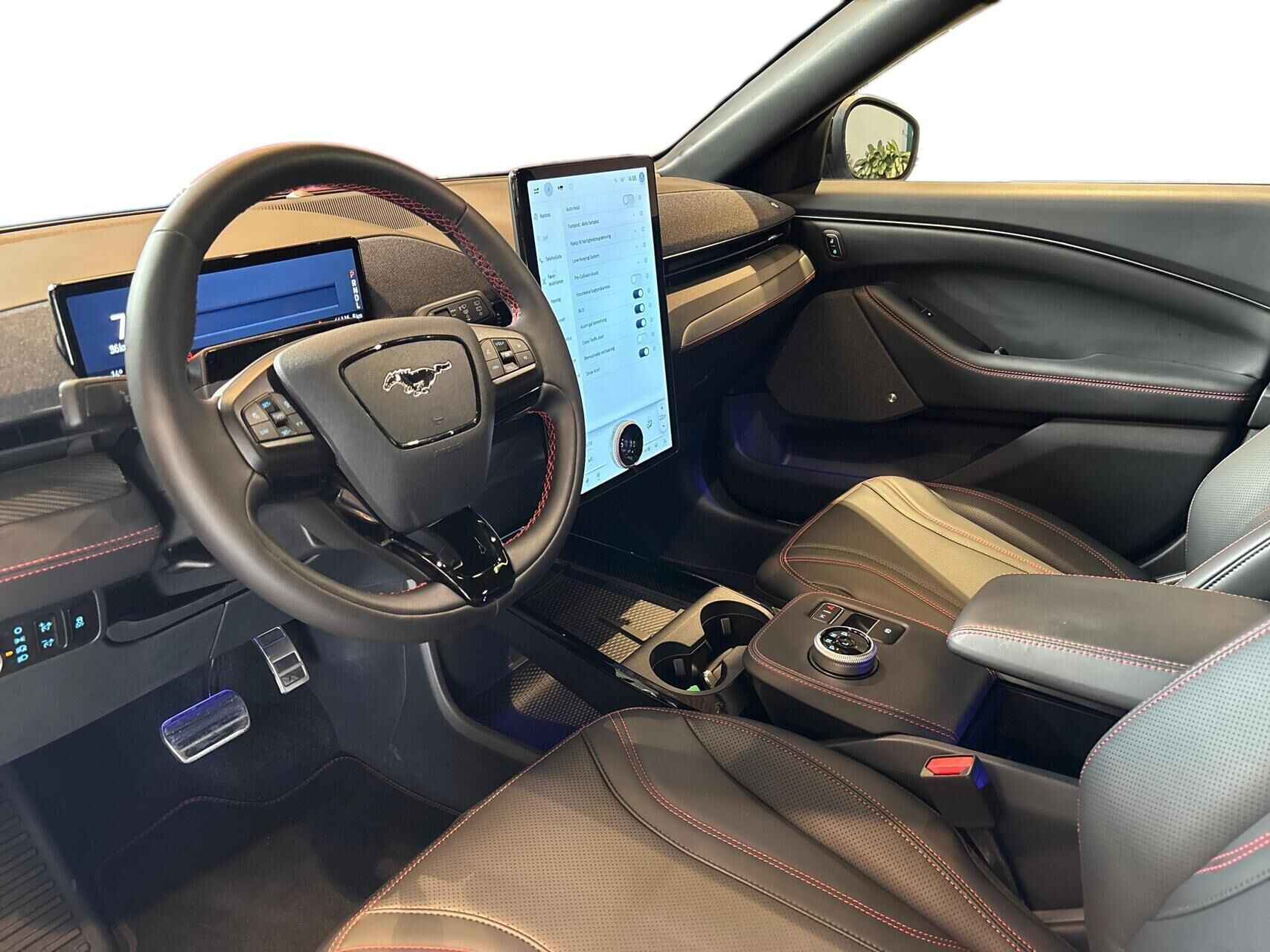 Blå Ford Mustang Mach-E fra 2024