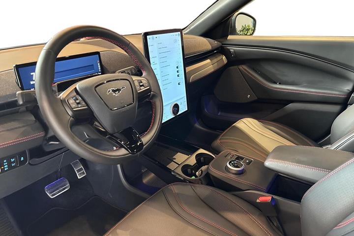 Blå Ford Mustang Mach-E fra 2024