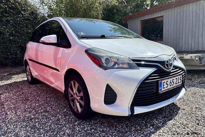 Hvid Toyota Yaris fra 2015