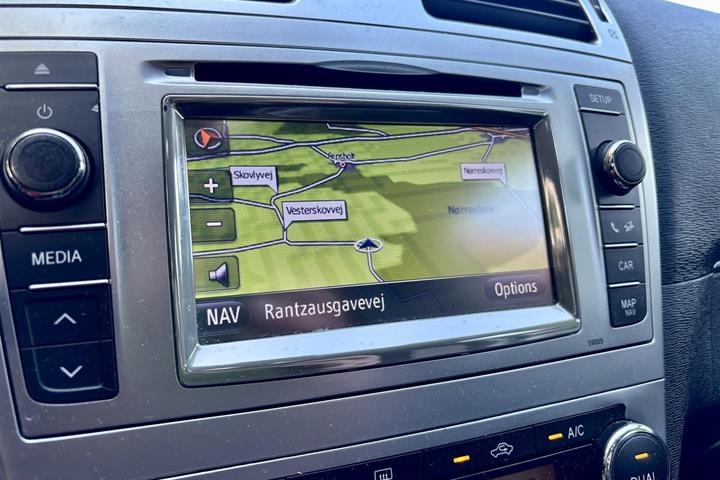 Sort Toyota Avensis fra 2012