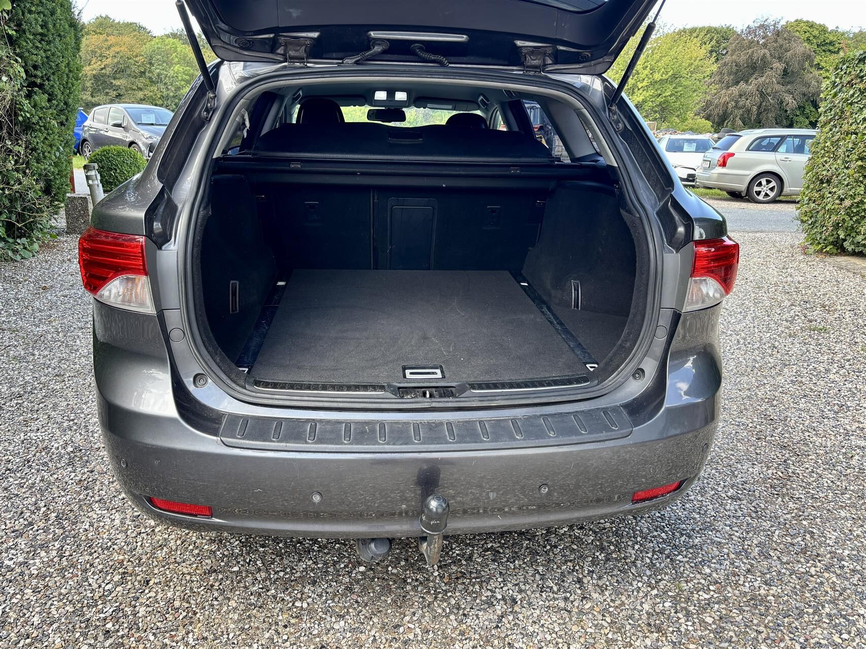 Sort Toyota Avensis fra 2012