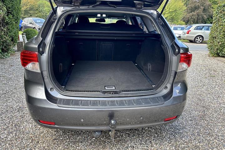 Sort Toyota Avensis fra 2012