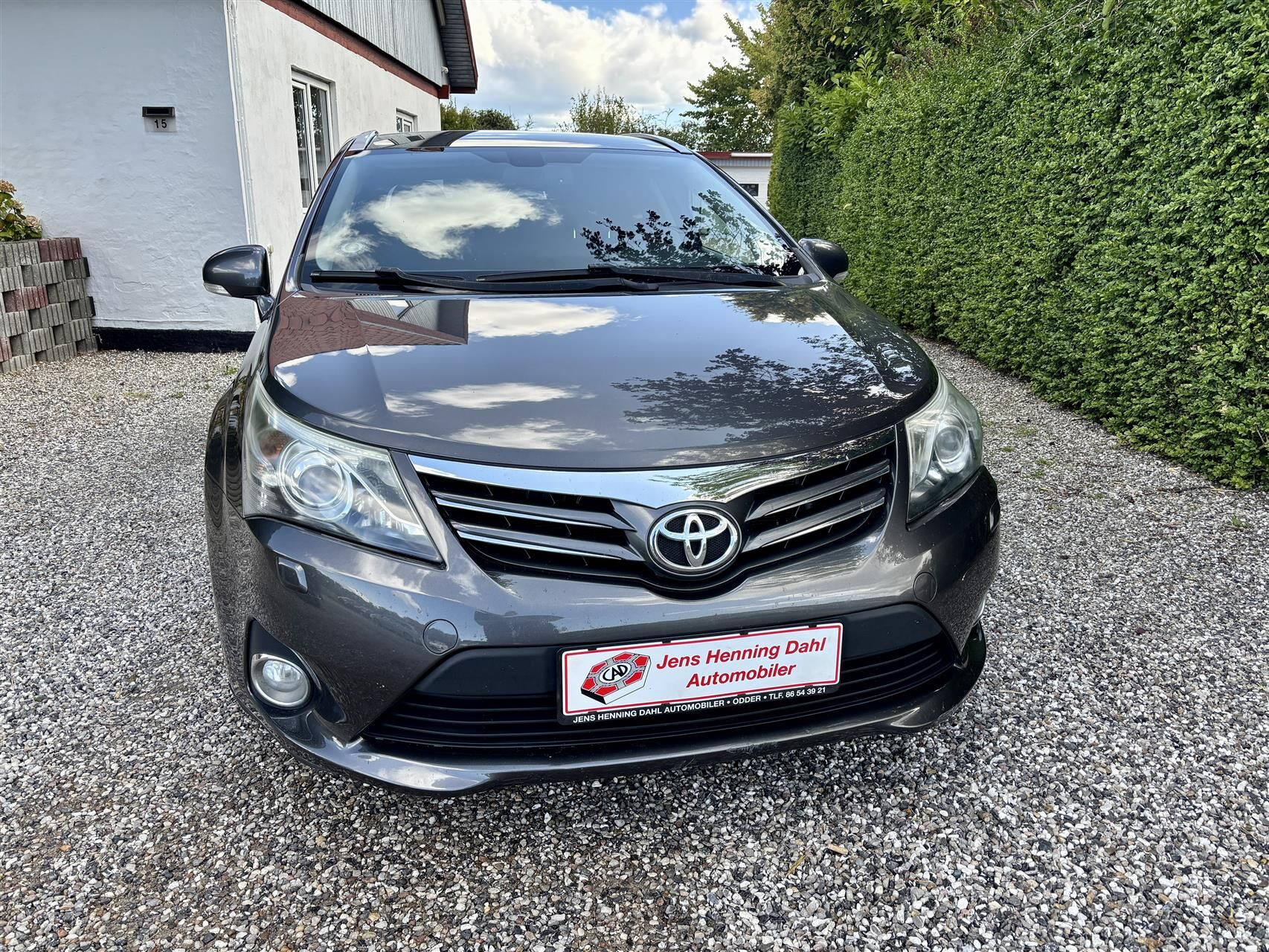 Sort Toyota Avensis fra 2012