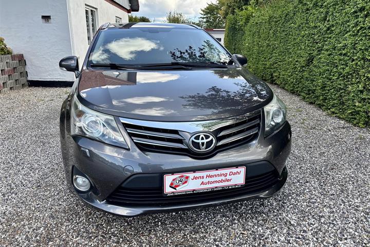 Sort Toyota Avensis fra 2012