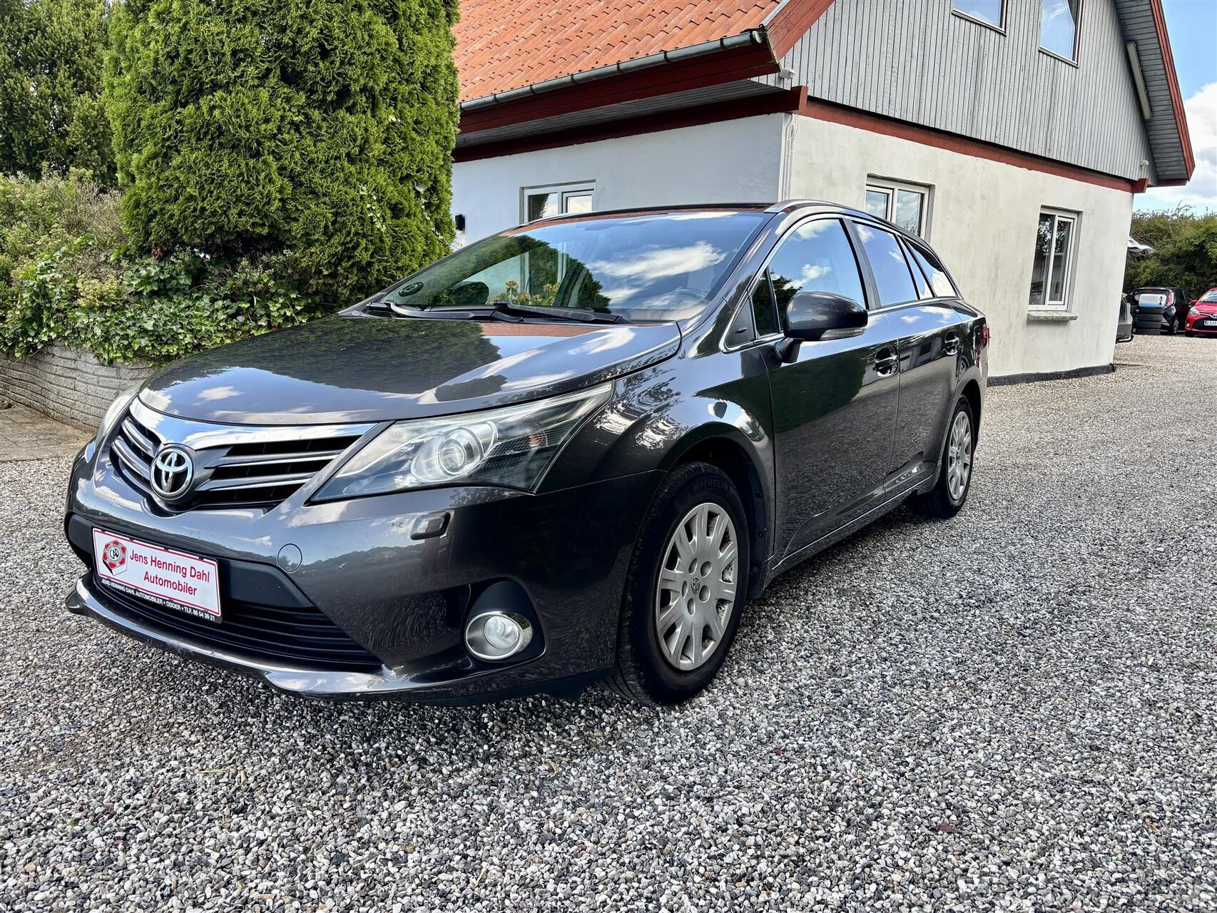 Sort Toyota Avensis fra 2012
