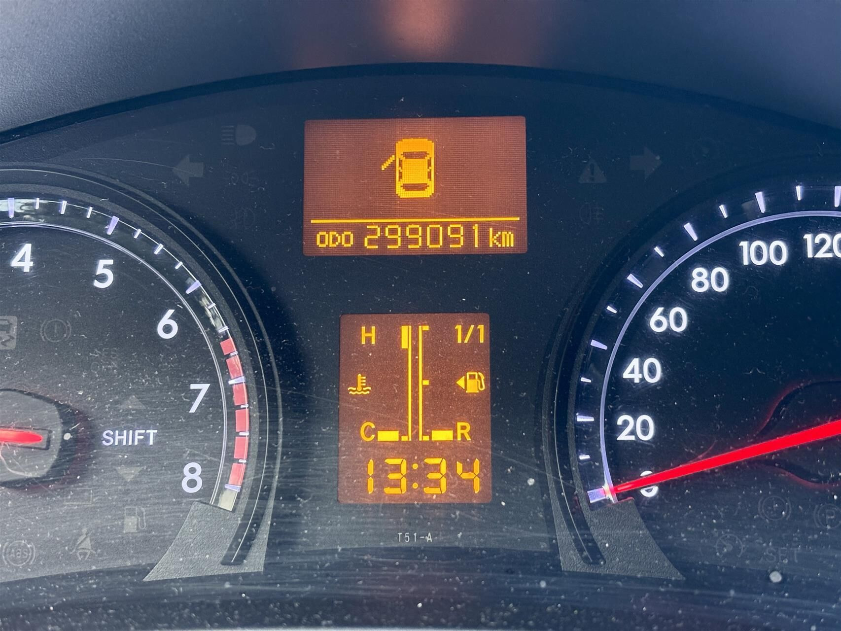 Sort Toyota Avensis fra 2012