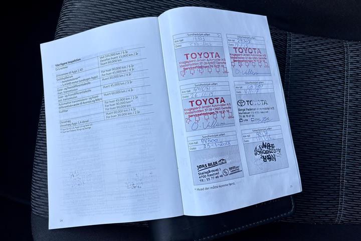 Sort Toyota Avensis fra 2012