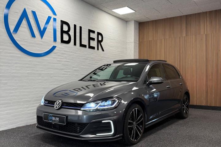 Grå VW Golf VII fra 2018