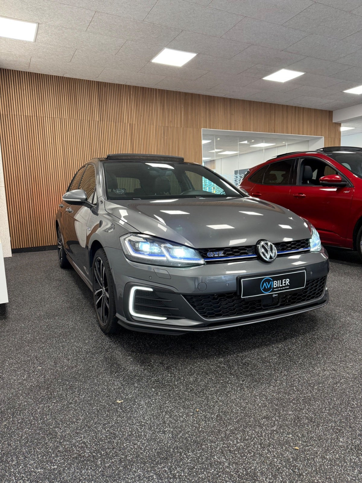 Grå VW Golf VII fra 2018