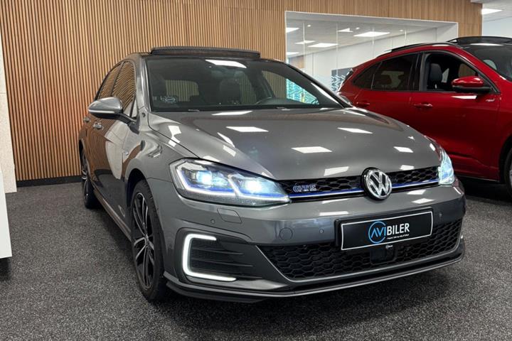 Grå VW Golf VII fra 2018