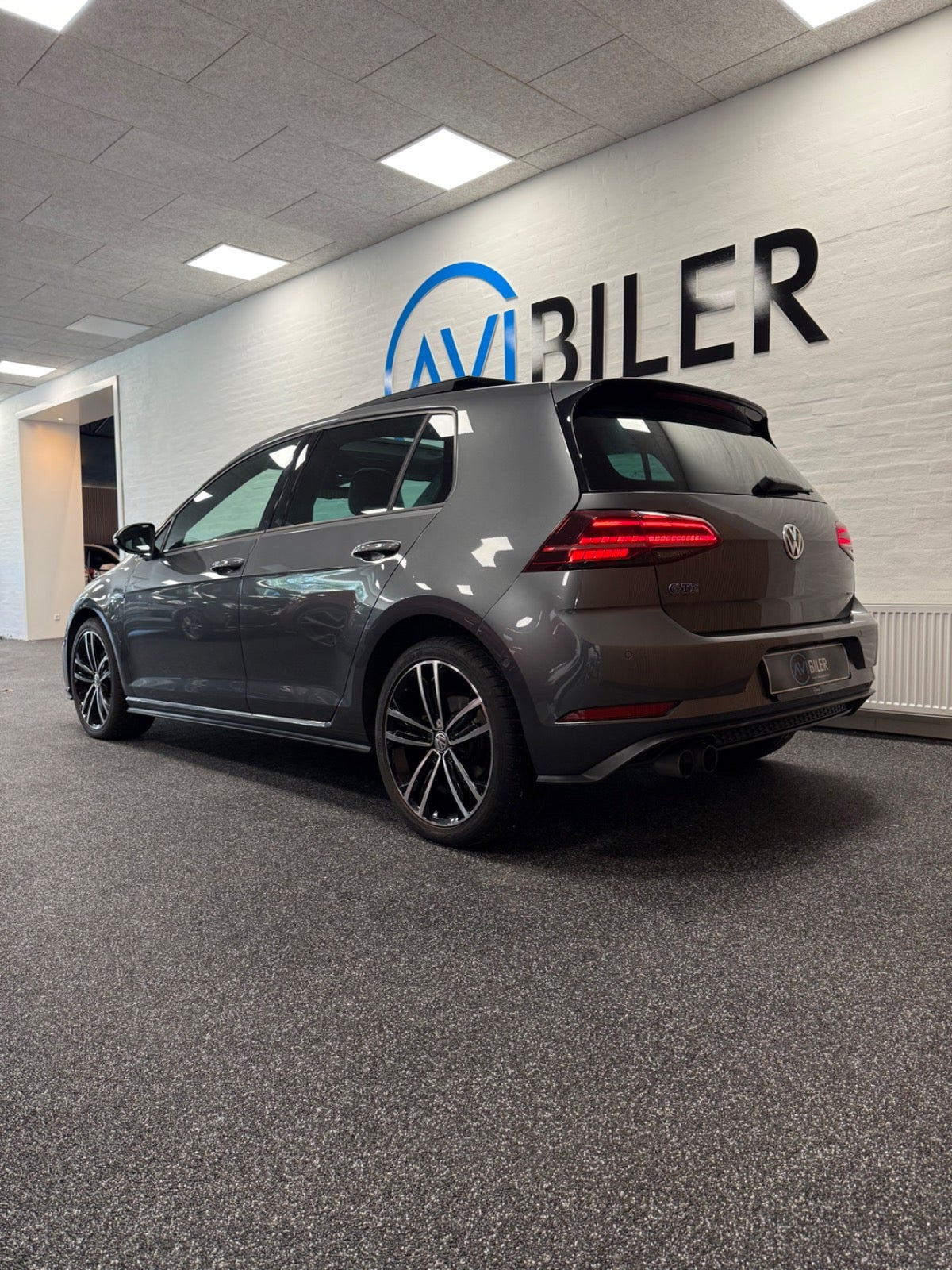 Grå VW Golf VII fra 2018
