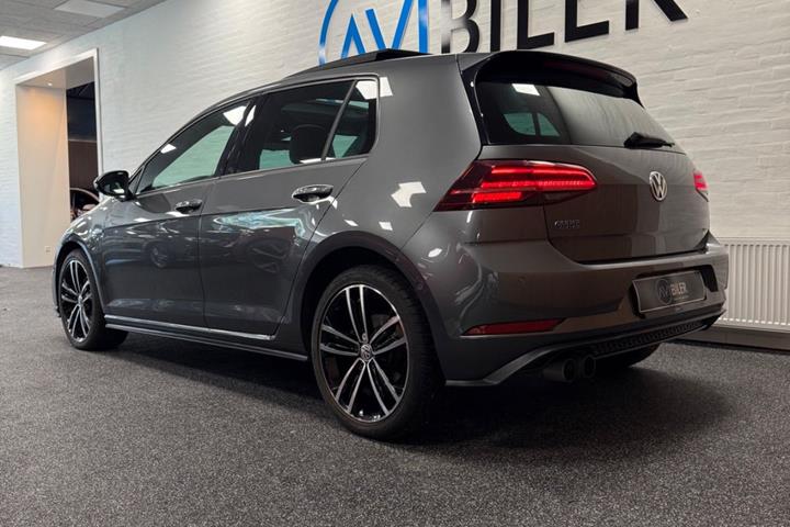 Grå VW Golf VII fra 2018