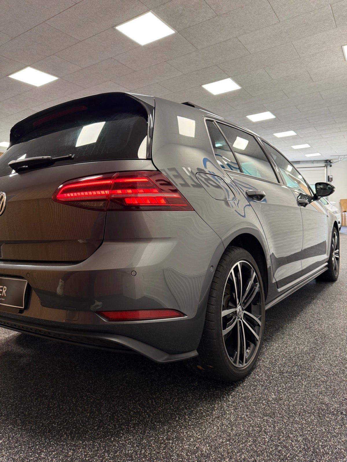 Grå VW Golf VII fra 2018