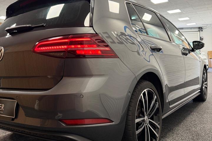 Grå VW Golf VII fra 2018