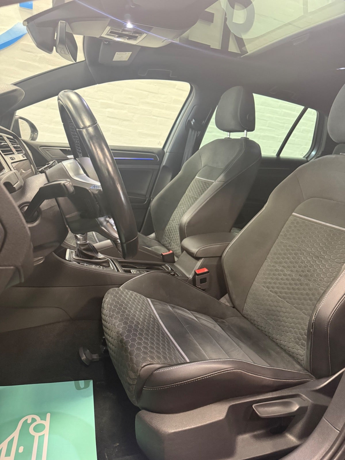 Grå VW Golf VII fra 2018