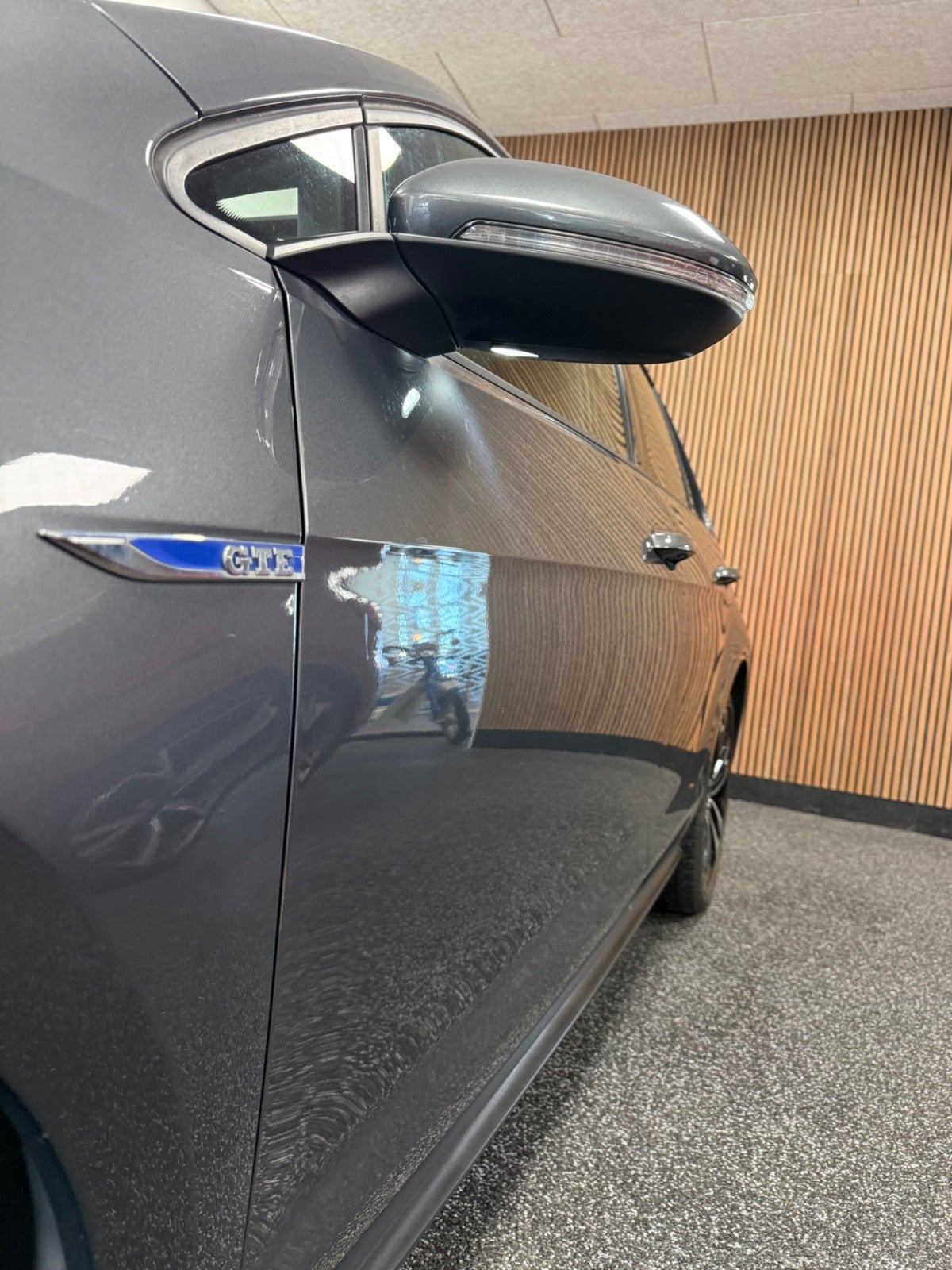 Grå VW Golf VII fra 2018
