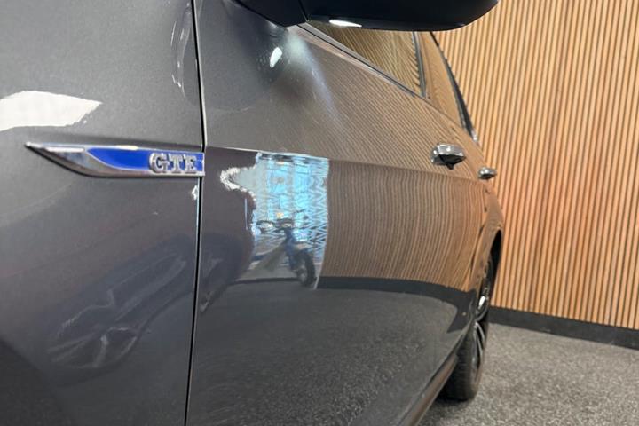 Grå VW Golf VII fra 2018
