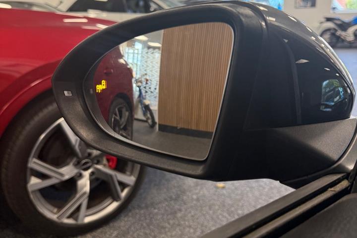 Grå VW Golf VII fra 2018