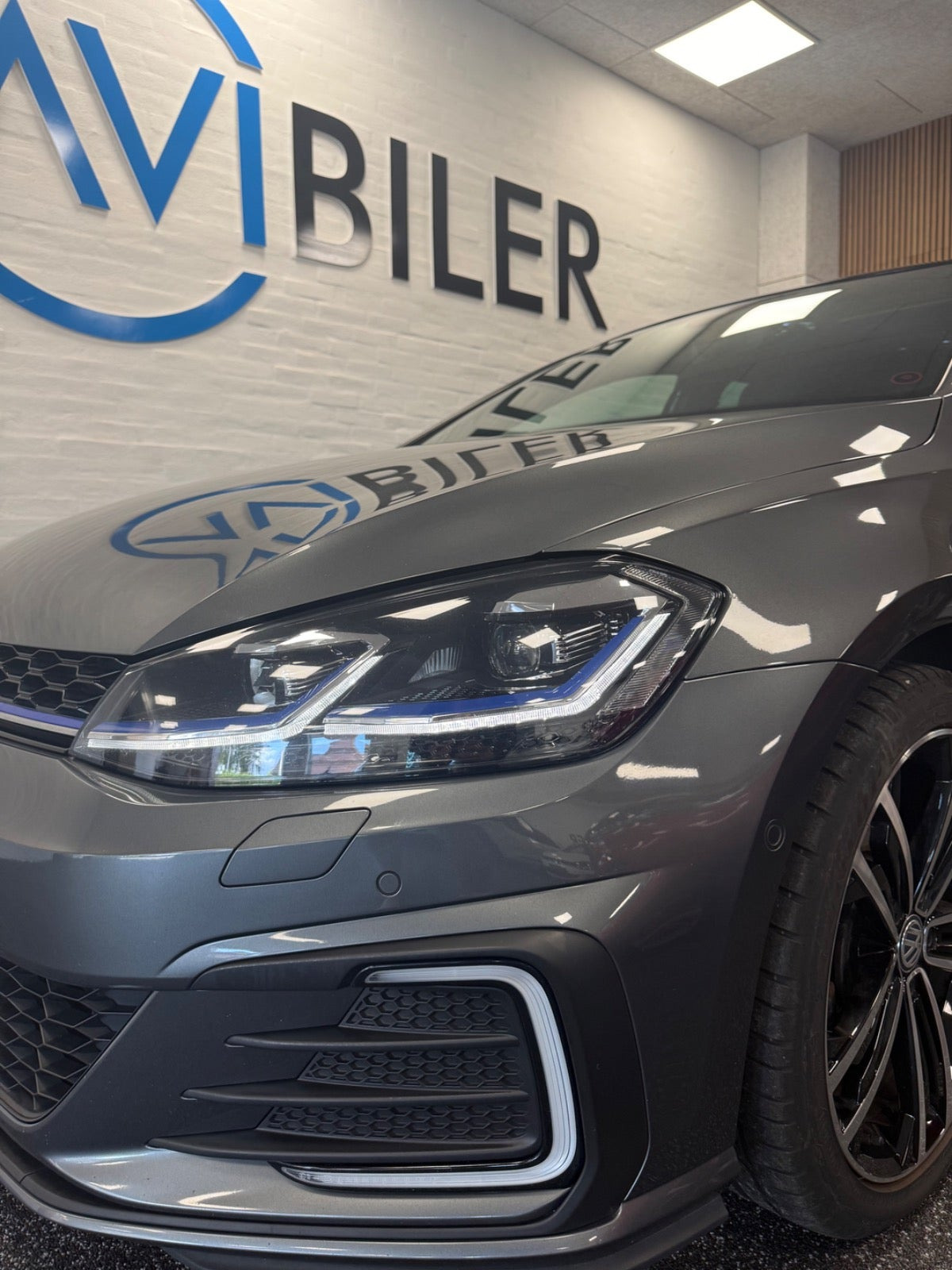 Grå VW Golf VII fra 2018