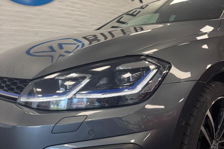 Grå VW Golf VII fra 2018