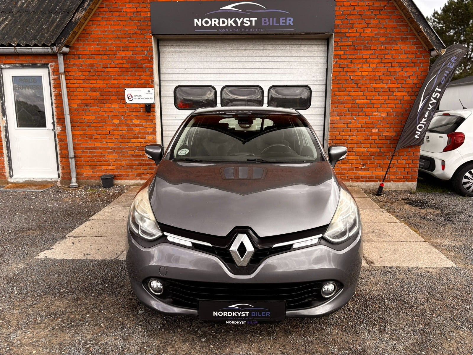 Grå Renault Clio IV fra 2014
