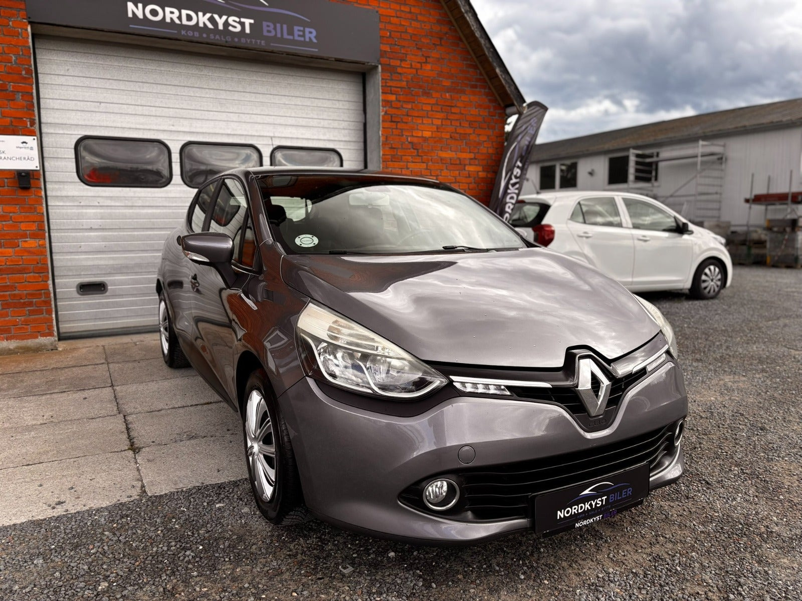 Grå Renault Clio IV fra 2014