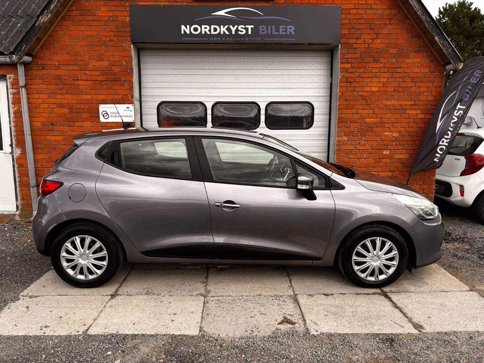 Grå Renault Clio IV fra 2014