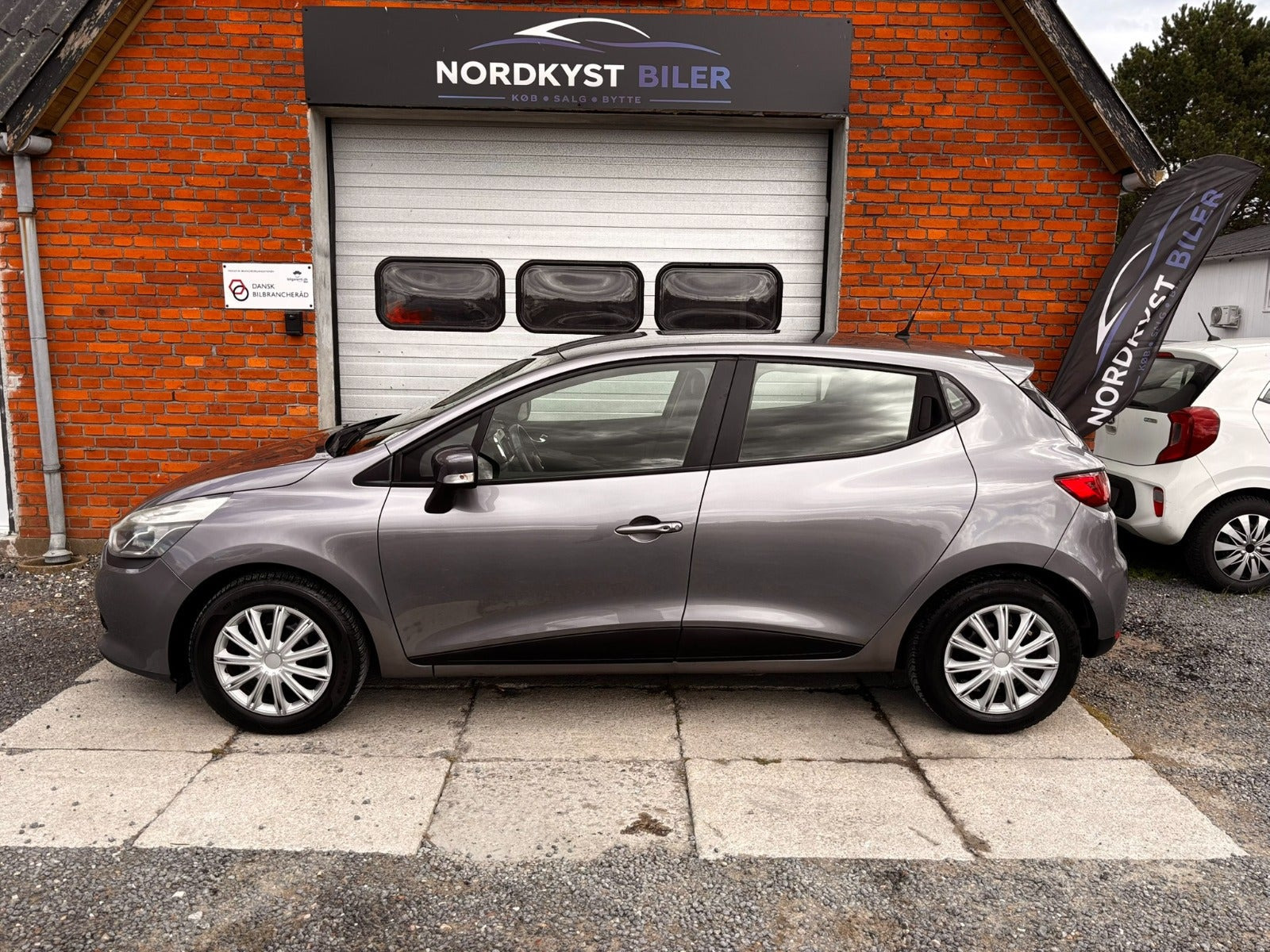 Grå Renault Clio IV fra 2014