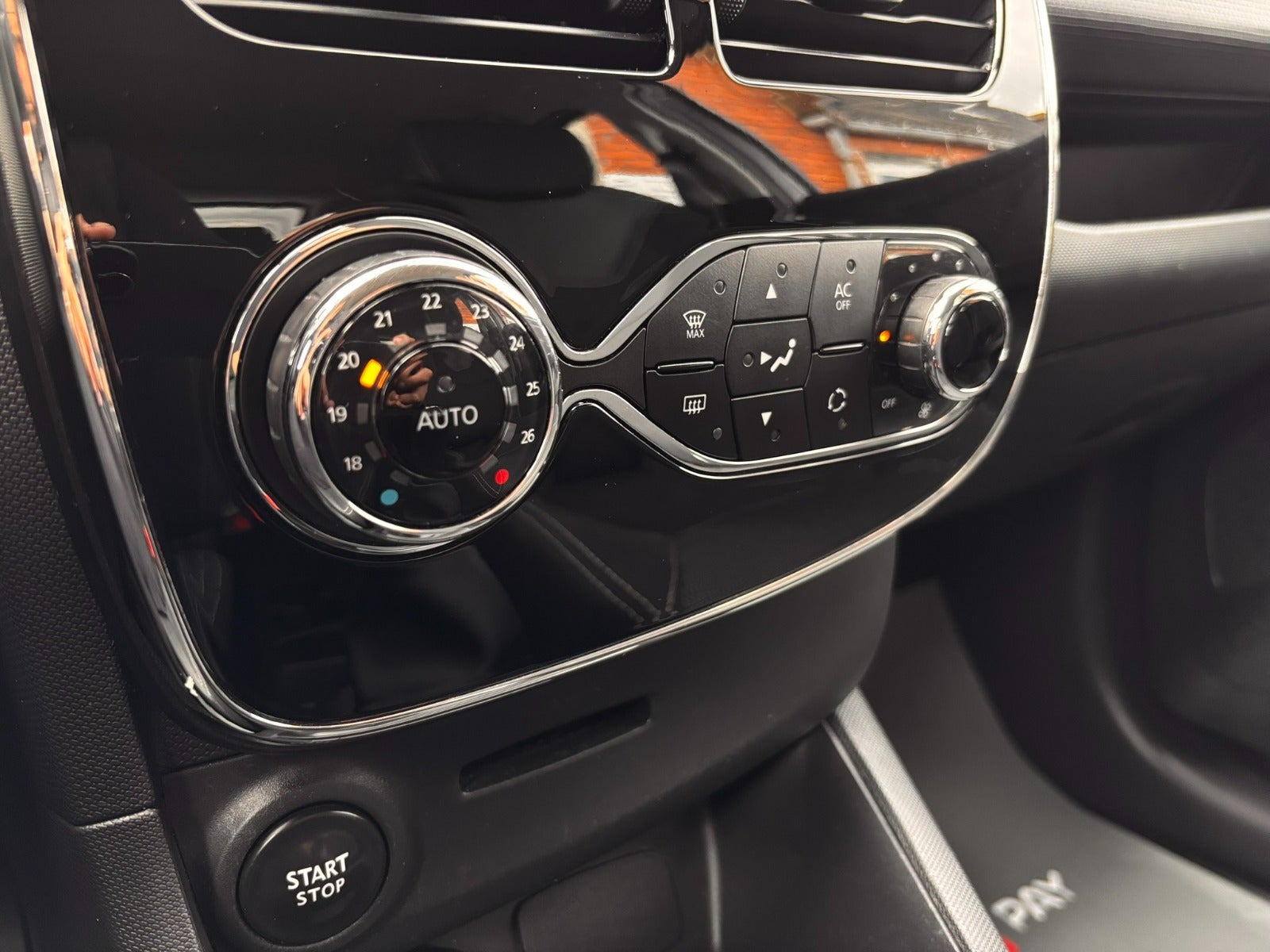 Grå Renault Clio IV fra 2014