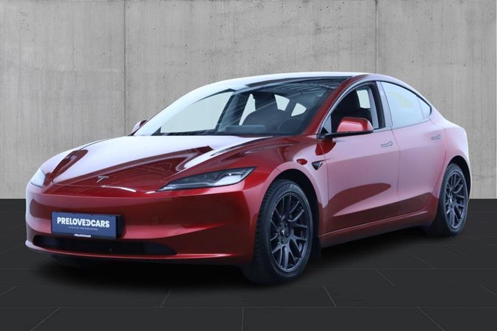 Rød Tesla Model 3 fra 2024