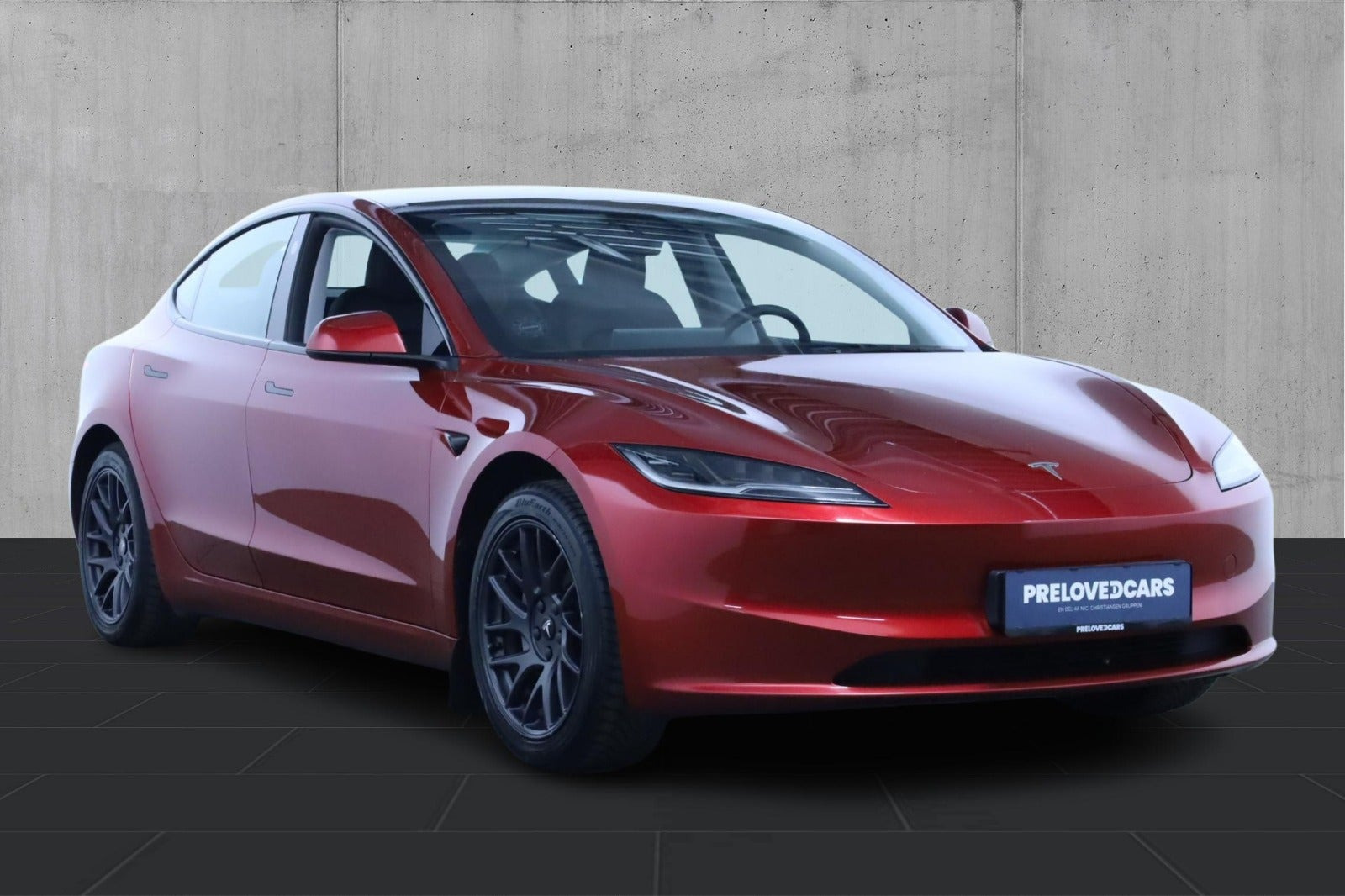 Rød Tesla Model 3 fra 2024