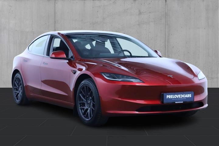 Rød Tesla Model 3 fra 2024