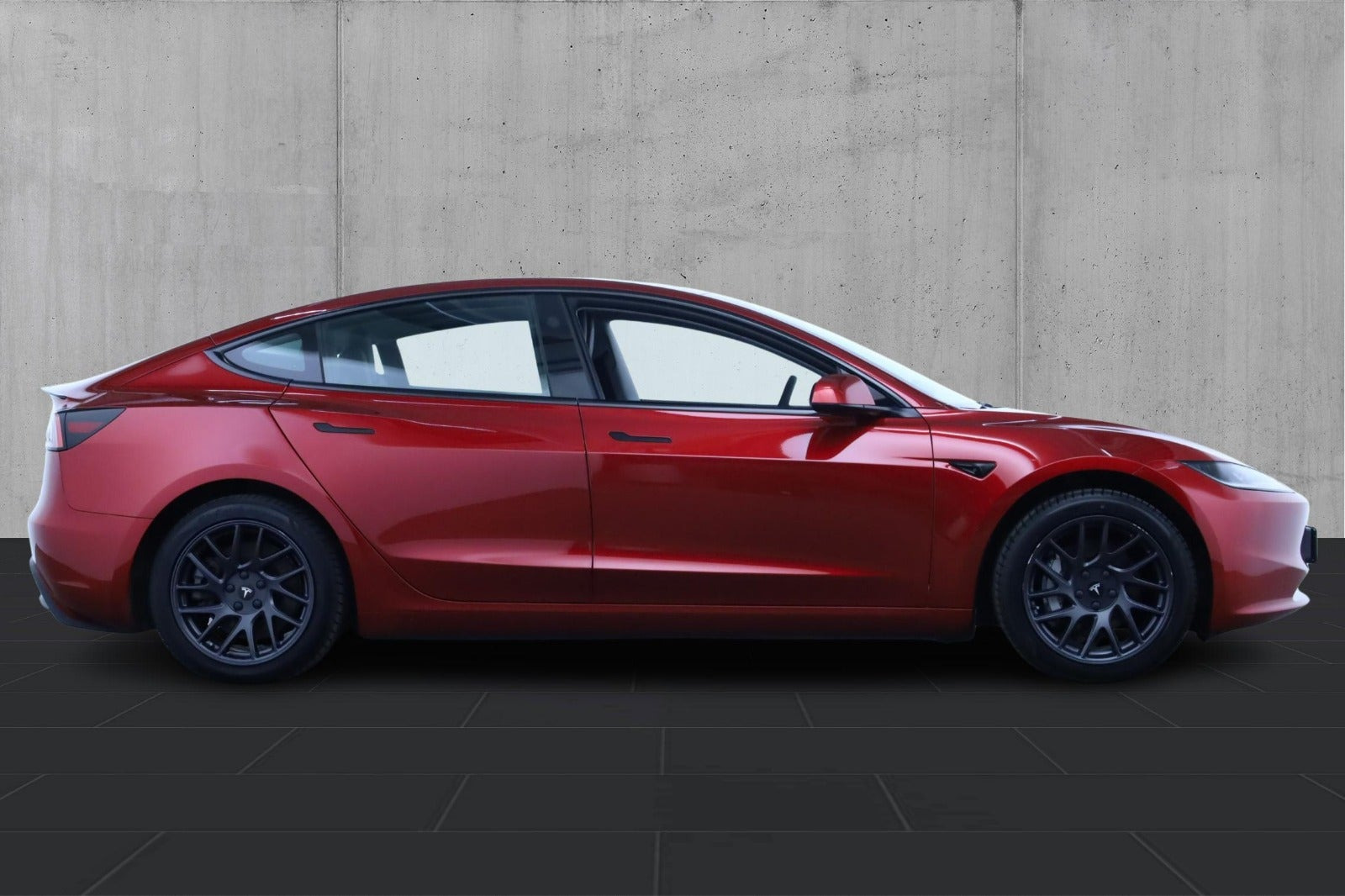 Rød Tesla Model 3 fra 2024