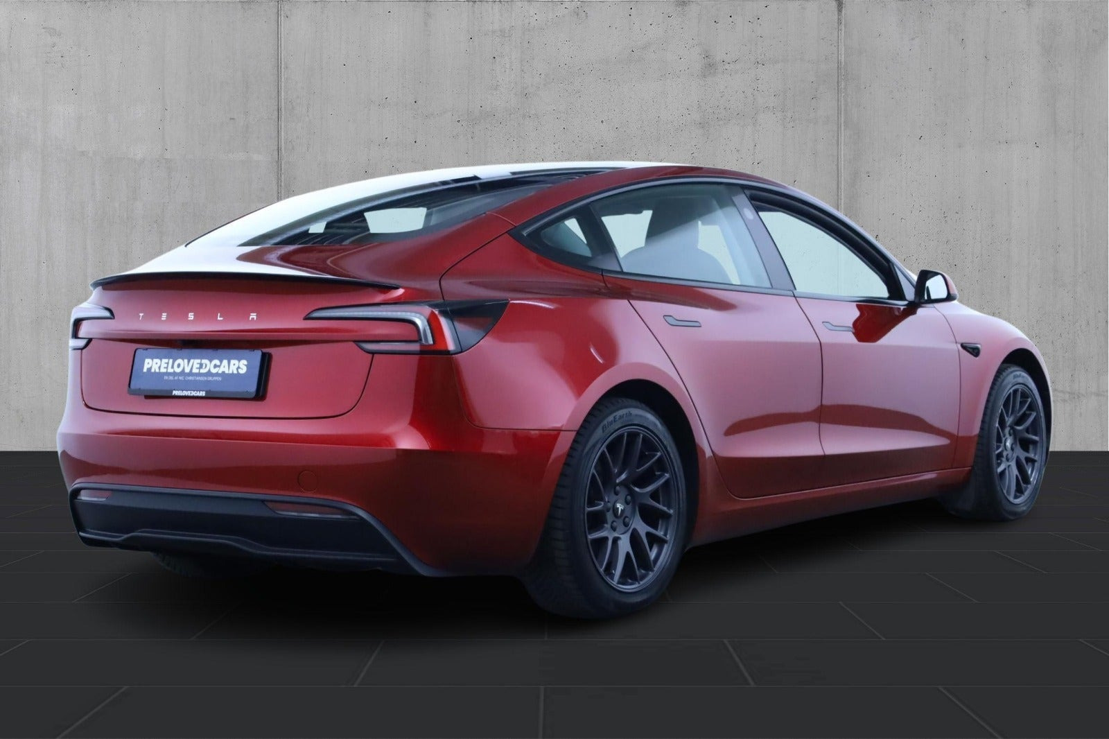 Rød Tesla Model 3 fra 2024