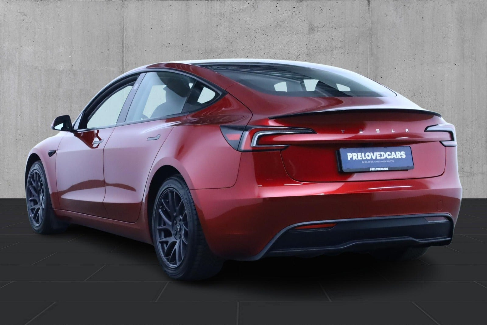 Rød Tesla Model 3 fra 2024