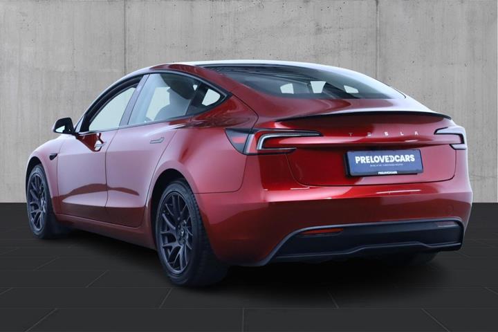 Rød Tesla Model 3 fra 2024