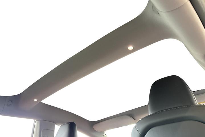 Rød Tesla Model 3 fra 2024