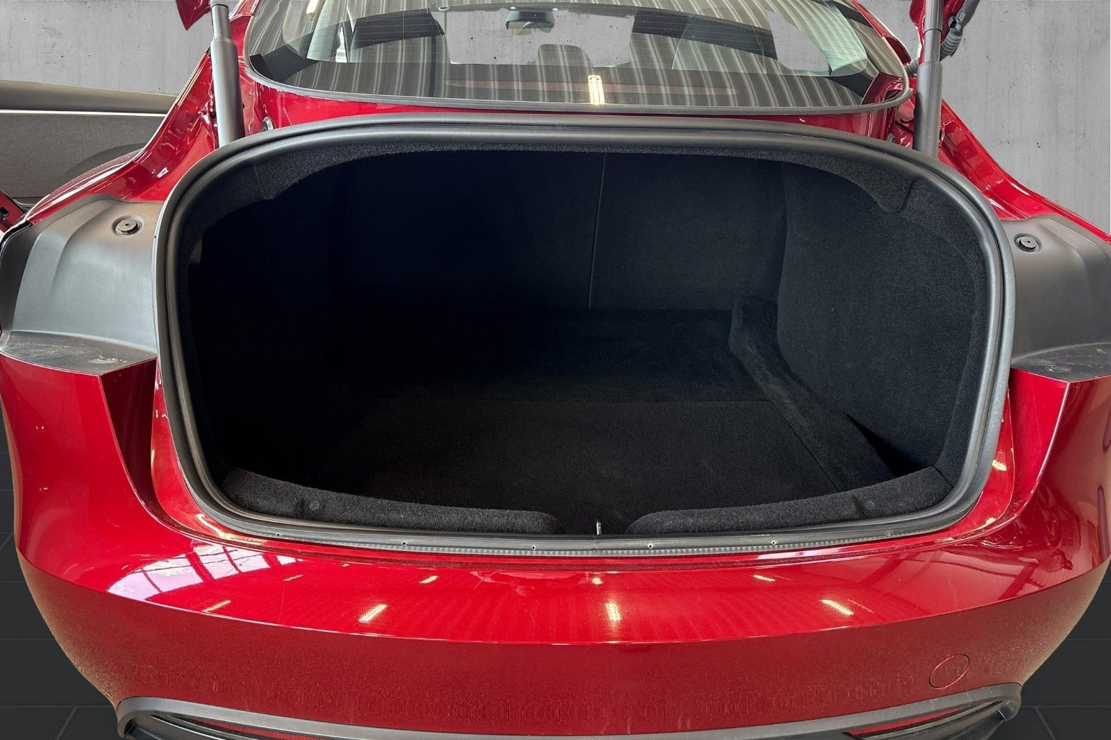 Rød Tesla Model 3 fra 2024