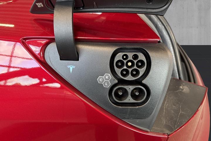 Rød Tesla Model 3 fra 2024