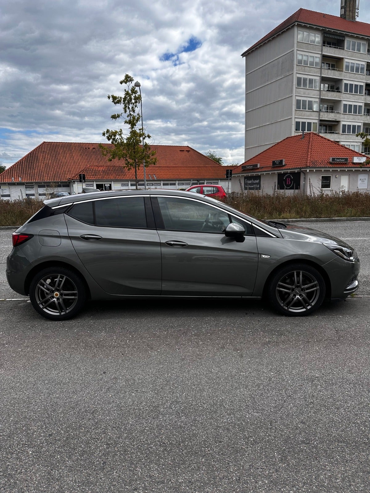 Grå Opel Astra fra 2017